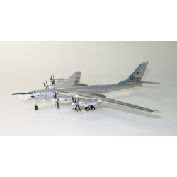 Tupolev TU95MS Russian Air Force 184th Reg. Engels Vorkuta 1/200 HERPA  HA571579